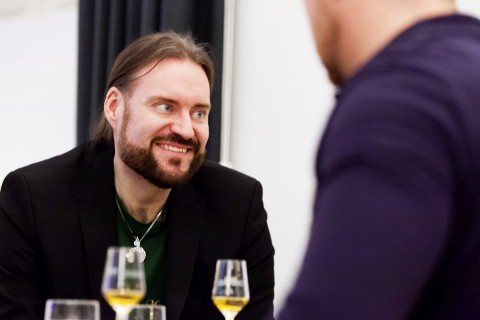 Ulrich Büttner im Gespräch über die Vielfalt des Whiskys während eines Whisky-Tastings